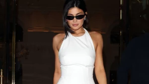 Kylie Jenner pozuje w obcisłym, białym kombinezonie. Fani oniemieli