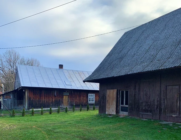 Drewniana zabudowa we wsi Jaśliska
