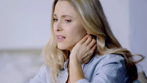 Zwyrodnienie kręgosłupa szyjnego może być spowodowane m.in. przeciążeniami, nieprawidłową postawą ciała, czy siedzącym trybem pracy