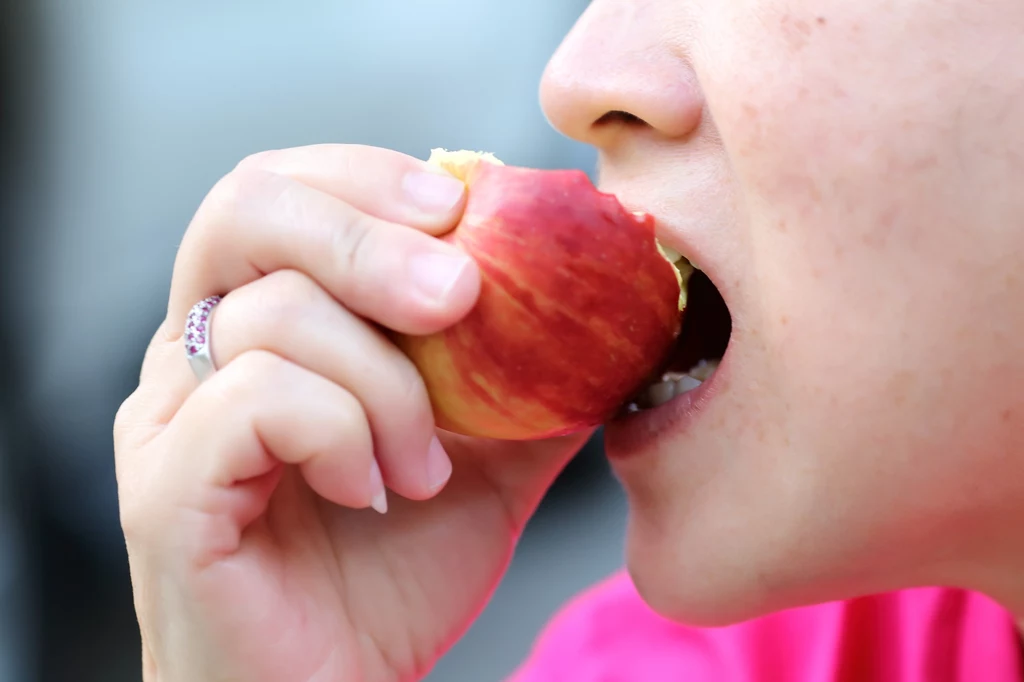 Jedzenie niedomytych owoców i warzyw grozi m.in. zakażeniem pasożytami i zatruciami pokarmowymi