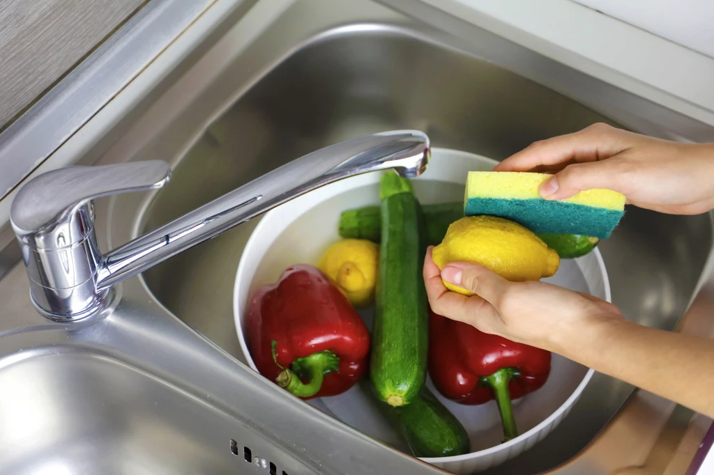 Warzywa i owoce należy myć szczoteczką lub gąbką. Warto opłukać je też w roztworze z sody i octu 