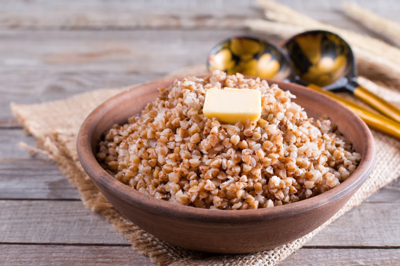 Do kaszy gryczanej warto dodawać fermentowane produkty, orzechy i zdrowe oleje.