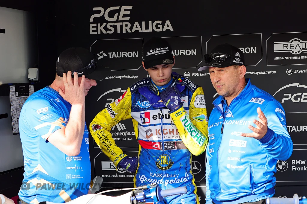 Oskar Paluch z tatą Piotrem Paluchem i trenerem Piotrem Świstem. Oskar Paluch z tatą Piotrem Paluchem i trenerem Piotrem Świstem.