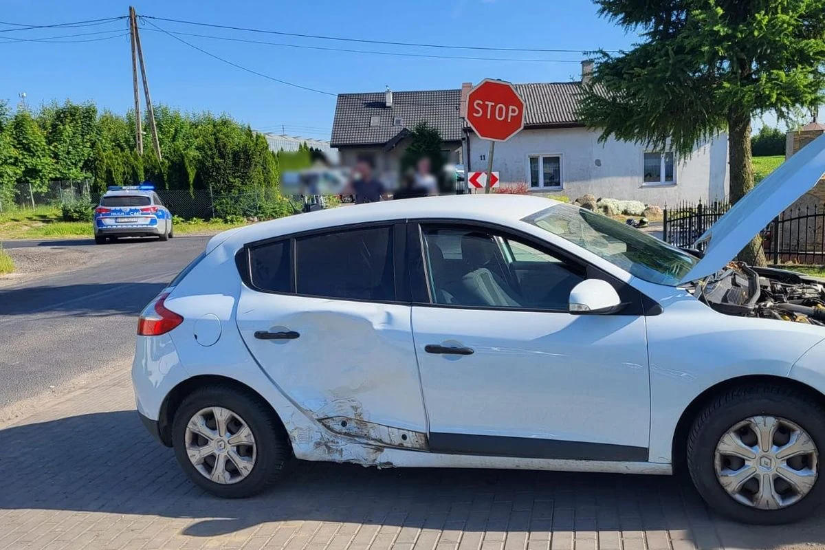 Nie upewniła się, czy może skręcić. Motocykl uderzył z dużą prędkością