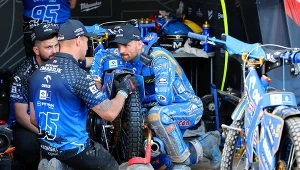 Na zdjęciu: Narada w teamie Zmarzlika.