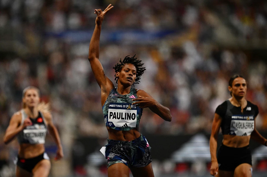 Marileidy Paulino triumfuje w Paryżu. Za nią Sydney McLaughlin, z tyłu też Natalia Kaczmarek Marileidy Paulino triumfuje w Paryżu. Za nią Sydney McLaughlin, z tyłu też Natalia Kaczmarek