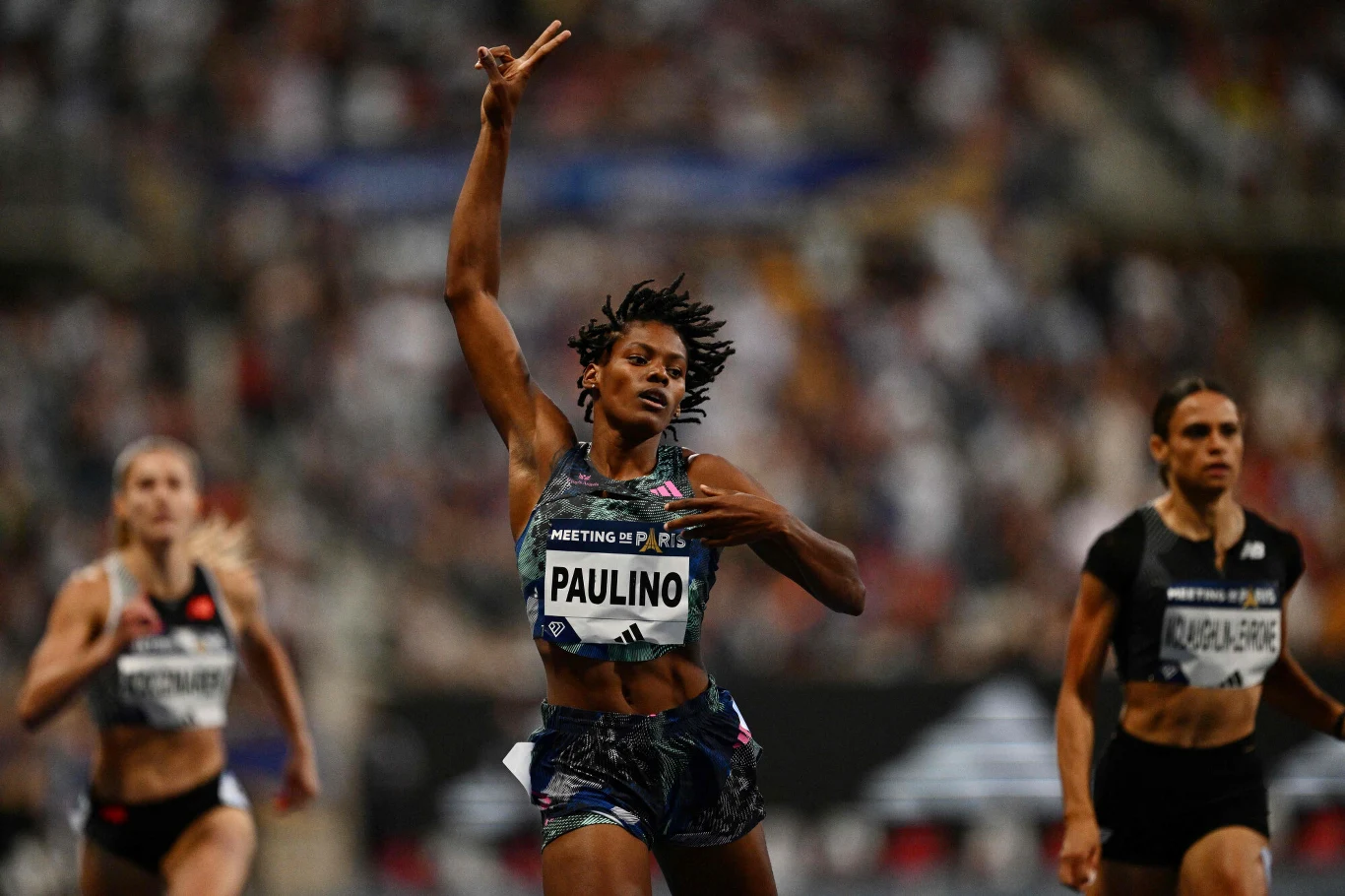 Marileidy Paulino triumfuje w Paryżu. Za nią Sydney McLaughlin, z tyłu też Natalia Kaczmarek