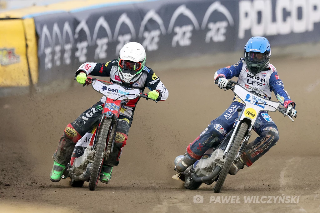 Na zdjęciu: Mateusz Świdnicki (kask biały) i Janusz Kołodziej (kask niebieski).