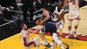 Aaron Gordon (z piłką)