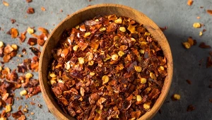 Zaletą papryczki chili jest nie tylko to, że dodaje potrawom pikanterii. Sprawdź, dlaczego warto dodawać ją do dań