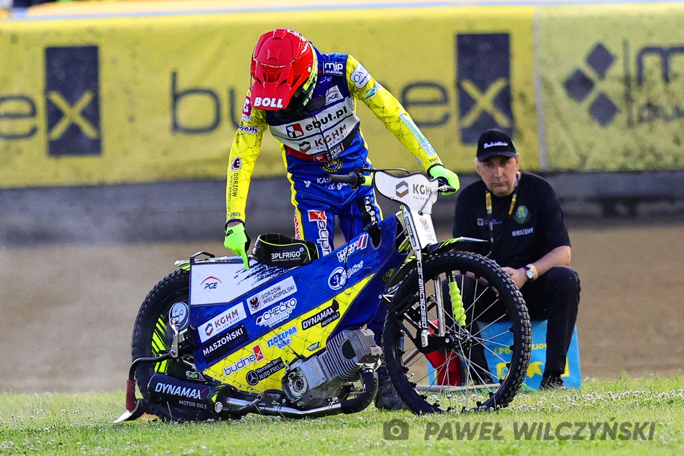 Martin Vaculik ogląda zdefektowany motocykl Martin Vaculik ogląda zdefektowany motocykl