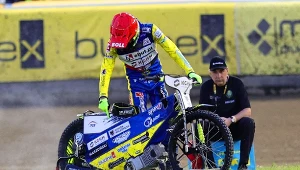 Martin Vaculik ogląda zdefektowany motocykl