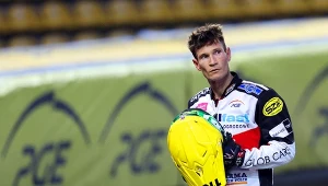 Jason Doyle schodzi z toru po defekcie motocykla.