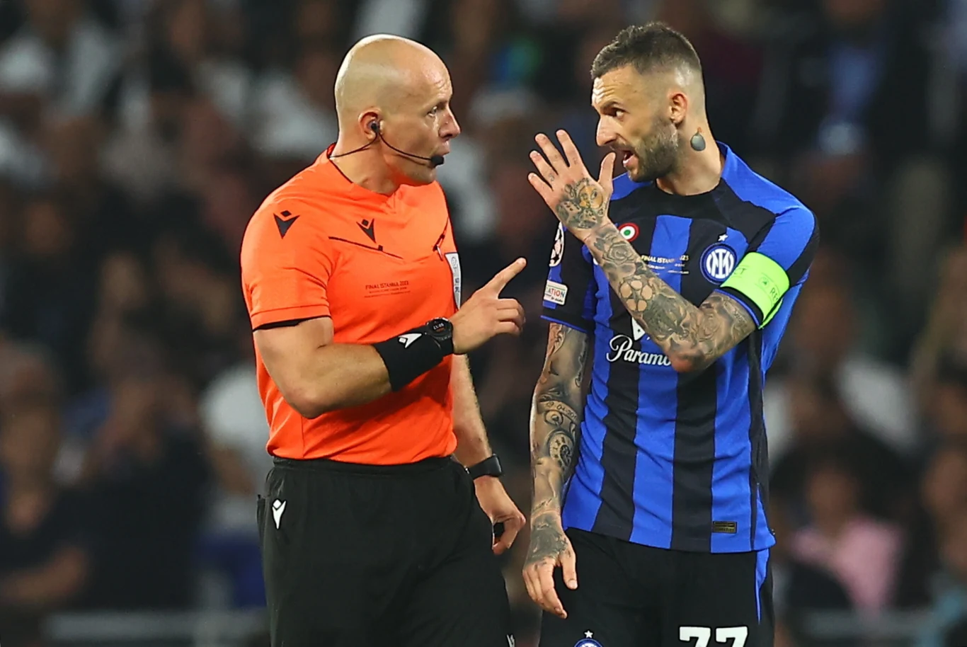 Szymon Marciniak w rozmowie z Marcelo Brozoviciem