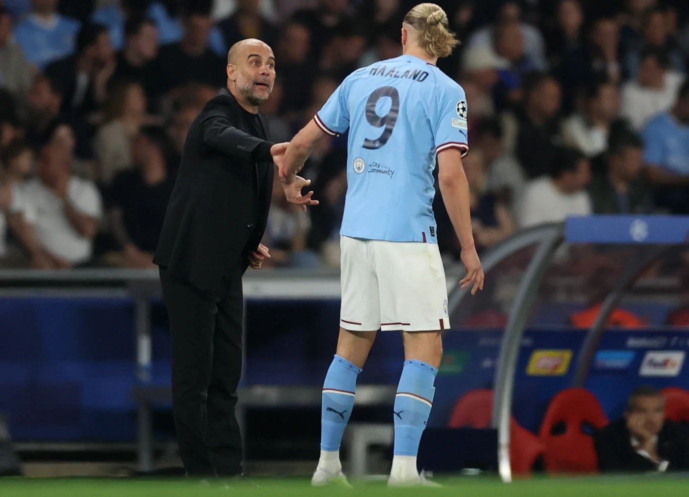 Trener Pep Guardiola instruuje swojego napastnika Erlinga Haalanda