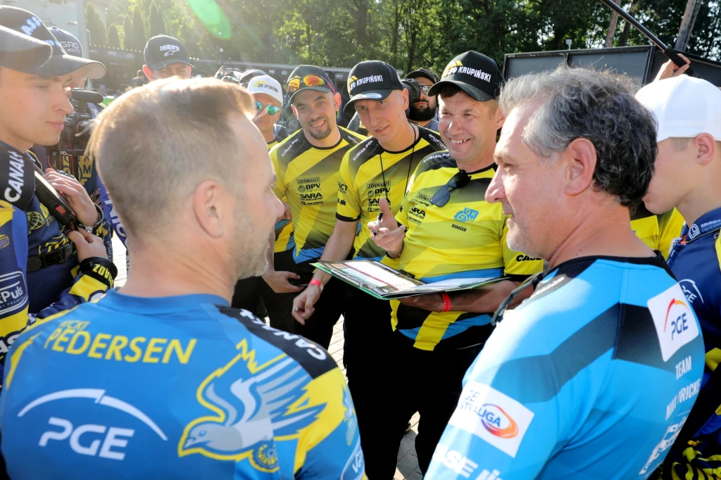 Widać dobry ruch w drużynie GKM-u Grudziądz. Nicki Pedersen i Tomasz Gaszyński na pierwszym planie.