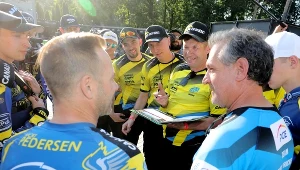 Widać dobry ruch w drużynie GKM-u Grudziądz. Nicki Pedersen i Tomasz Gaszyński na pierwszym planie.