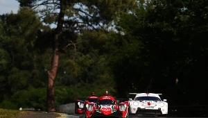 Zespoły Roberta Kubicy i Jakuba Śmiechowskiego walczą ze sobą o zwycięstwo w wyścigu Le Mans 24h w kategorii LMP2