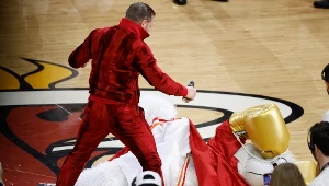 Connor McGregor nokautuje maskotkę Miami Heat