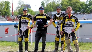 Trener Tomasz Bajerski z zawodnikami PSŻ Poznań: Karolem Żupińskim, Kacprem Teską i Aleksandrem Łoktajewem.