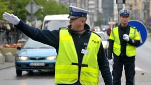 Co oznaczają sygnały wydawane przez policjanta?