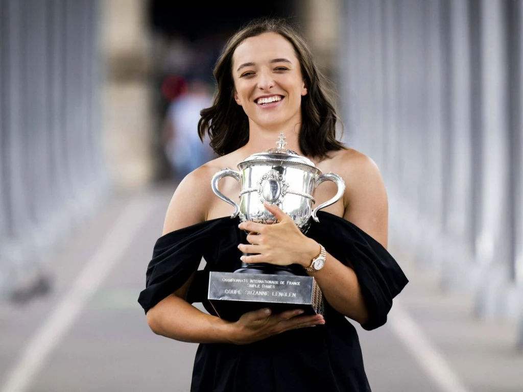 Iga Świątek podczas sesji zdjęciowej pokazała się z pucharem Iga Świątek podczas sesji zdjęciowej pokazała się z pucharem