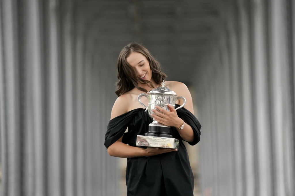 Iga Świątek po wygranej. Pokazała puchar Iga Świątek po wygranej. Pokazała puchar