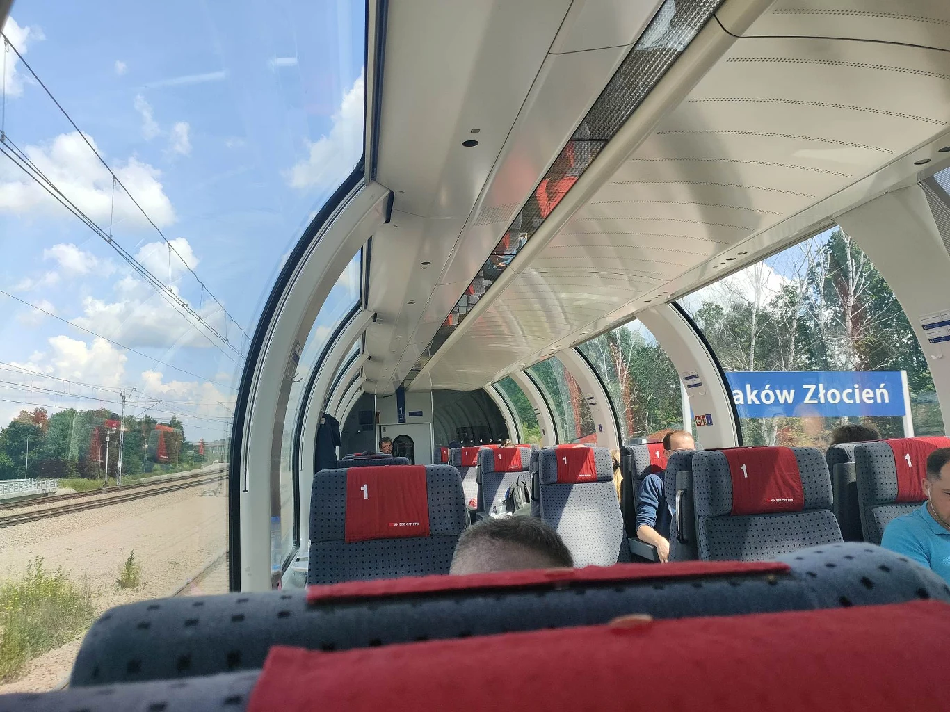 Jest jasno, ale słońce nie razi Jest jasno, ale słońce nie razi