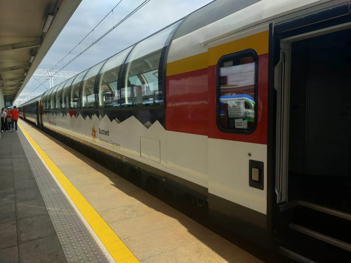 Wagon panoramiczny pozuje na stacji Rzeszów Główny Wagon panoramiczny pozuje na stacji Rzeszów Główny