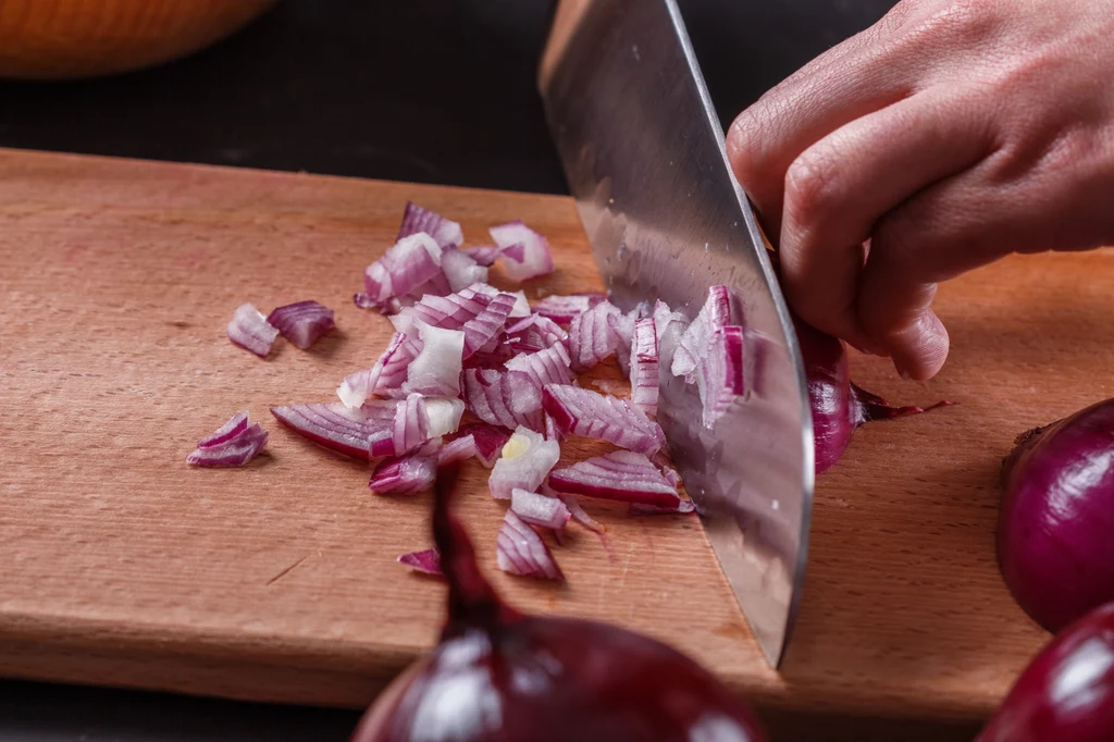5 sprawdzonych sposobów krojenia cebuli. Zapomnij o łzach