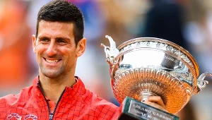 Novak Djoković z Pucharem Muszkieterów po zwycięstwie w tegorocznym Roland Garros - 23. w Wielkim Szlemie