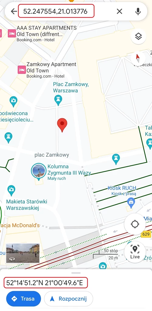 Koordynaty GPS po ustawieniu pinezki na placu Zamkowym w Warszawie. Oprócz pola wyszukiwania, ciąg cyfr znajdziemy też na dole ekranu w miejscu, gdzie zwykle wyświetlają się informacje o danej lokalizacji.