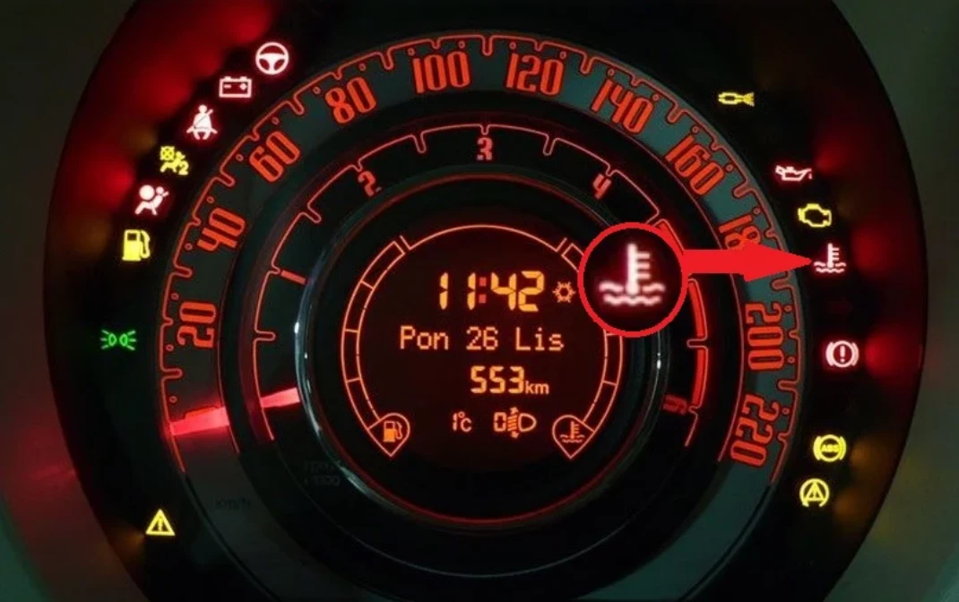 Kiedy sprawdzić poziom płynu chłodniczego? Czerwona kontrolka z termometrem zanurzonym w cieczy to znak, że trzeba zjechać na pobocze.