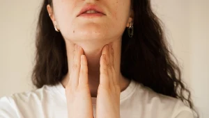 Ból przy przełykaniu, pieczenie za mostkiem, a także kaszel i chrypka - te objawy mogą świadczyć o chorobie przełyku