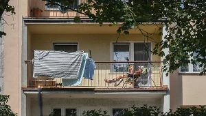 W opalaniu na balkonie nie ma nic złego. Ale są wyjątki. Zdjęcie ilustracyjne