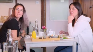 Kadr z odcinka angielskiej wersji ﻿"Four in a Bed" emitowanej na Channel 4