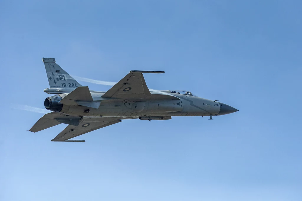 Myśliwiec JF-17 Thunder (FC-1 Xiaolong lub FC-1 Fierce Dragon) pakistańskich sił powietrznych podczas 12. Airshow China 2018