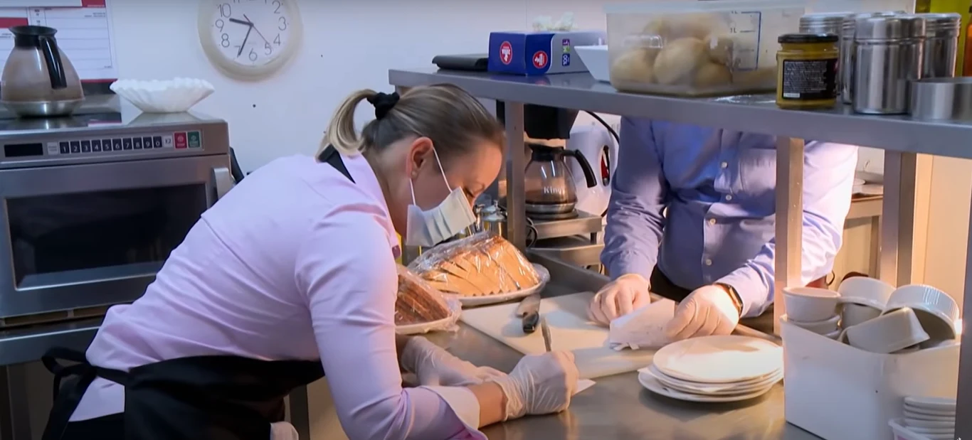 Kadr z odcinka angielskiej wersji "Four in a Bed" emitowanej na Channel 4