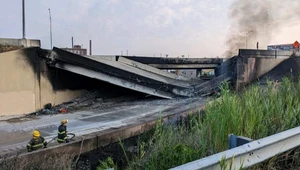 Pożar cysterny z paliwem na autostradzie. Zawalił się wiadukt