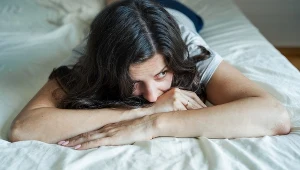 Problem bezsenności dotyka wielu osób. Konsekwencje niedoboru snu mogą być bardzo poważne