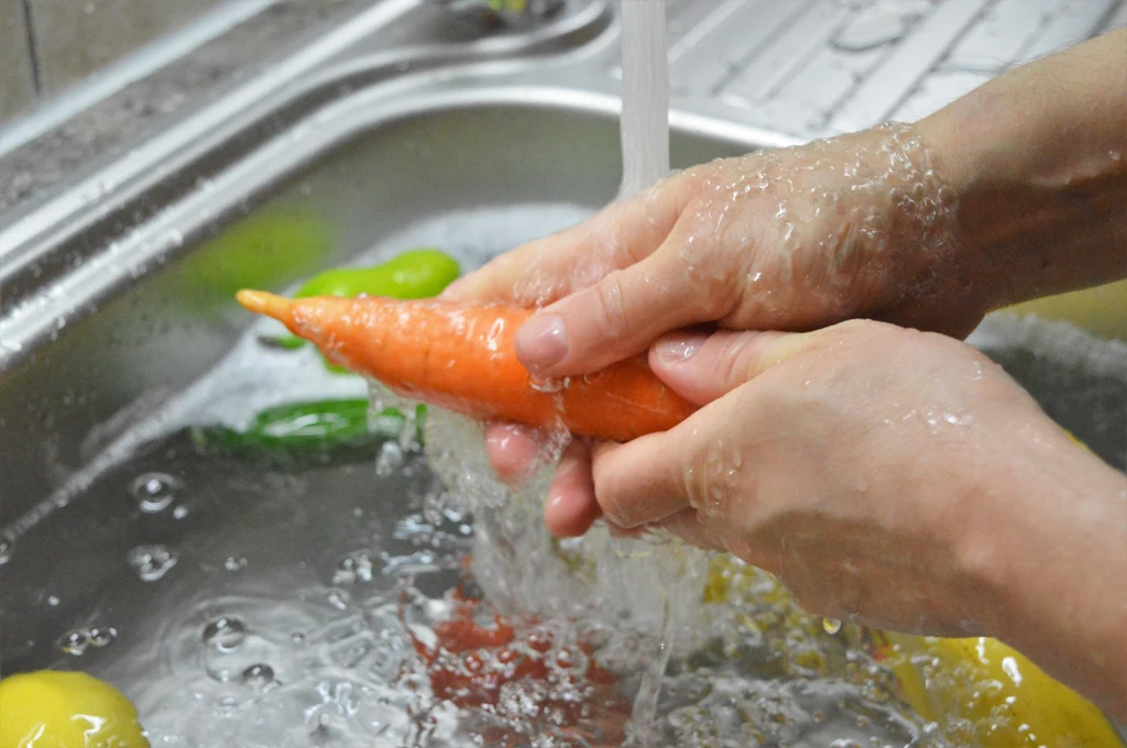Mycie warzyw i owoców w samej wodzie nie wystarczy. Konieczne jest moczenie ich w roztworze z dodatkiem octu lub kwasku cytrynowego
