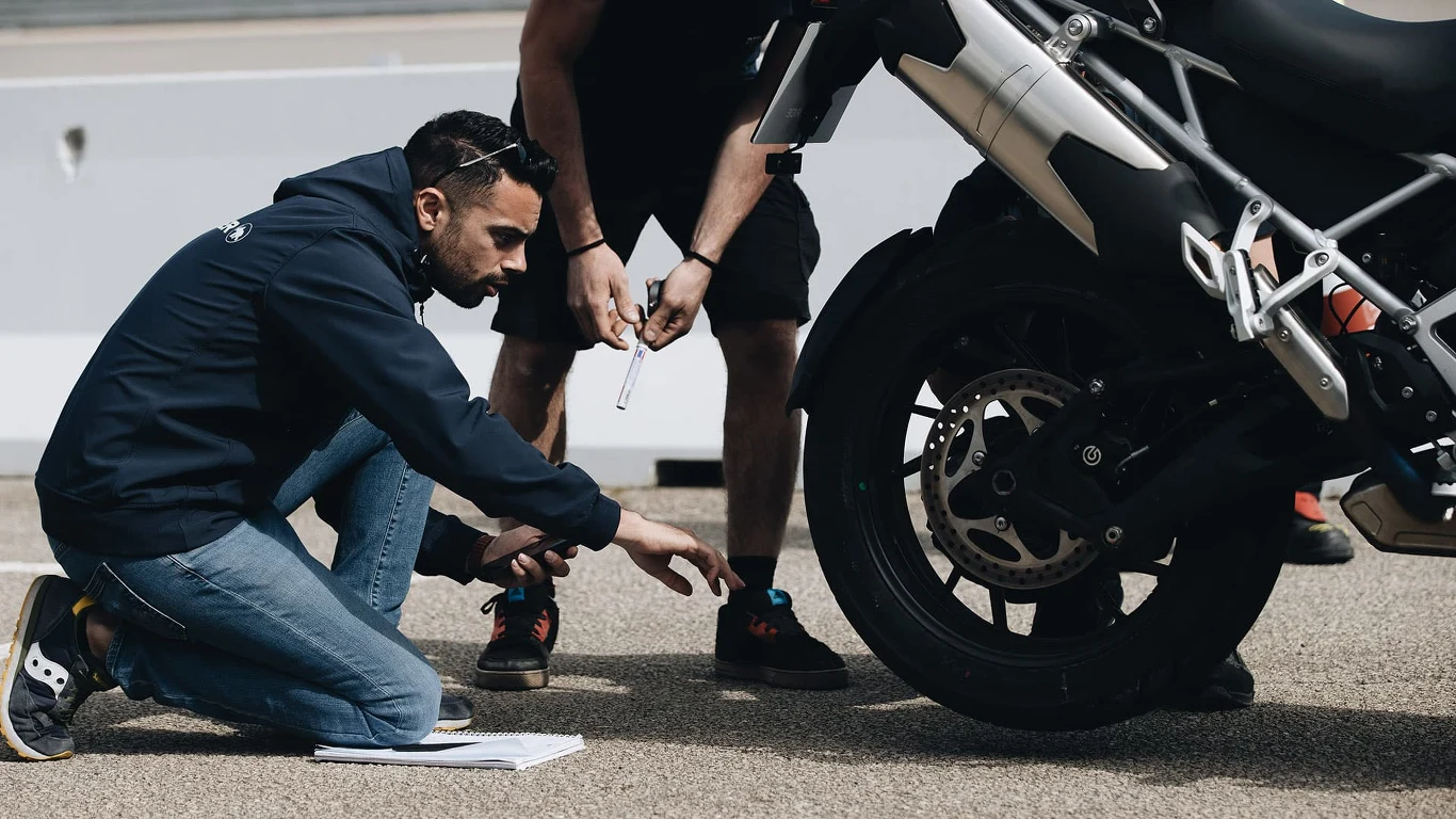 Przy każdym postoju na tankowanie motocykl musiał być sprawdzany Przy każdym postoju na tankowanie motocykl musiał być sprawdzany