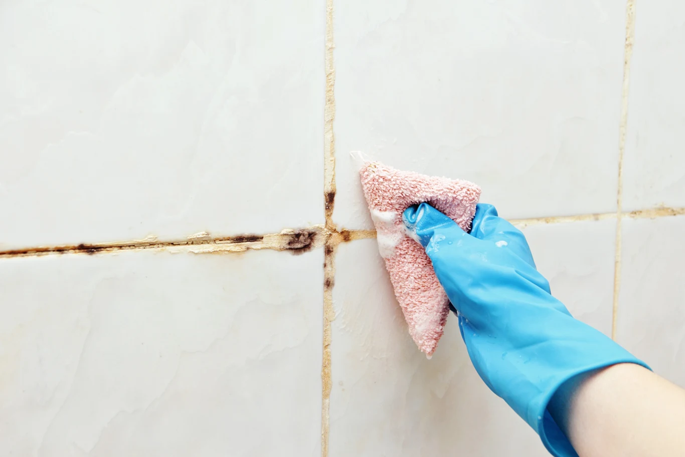 Do mycia fug czy też innych miejsc nie należy używać środków z chlorem. Działają one drażniąco na drogi oddechowe