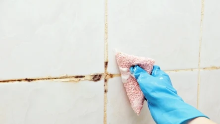 Jak usunąć zabrudzenia z fug? Wypróbuj domową pastę za grosze.