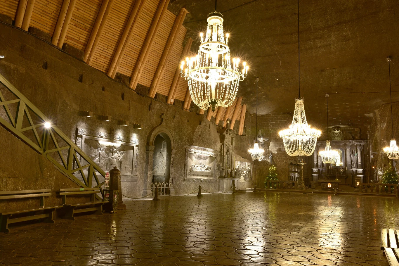 Odliczanie do wakacji 2023 trwa. Warto odwiedzić między innymi Kopalnię Soli "Wieliczka", gdzie znajduje się przepiękna kaplica świętej Kingi. 