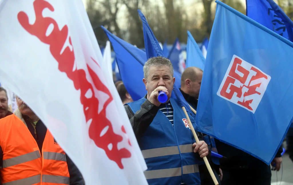 OPZZ wskazuje błędy w porozumieniu "Solidarności" i rządu ws. m.in. emerytur pomostowych. Zdjęcie ilustracyjne przedstawia protesty obu związków zawodowych z 2019 r. pod hutą Arcellor Mittal.