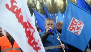 OPZZ wskazuje błędy w porozumieniu "Solidarności" i rządu ws. m.in. emerytur pomostowych. Zdjęcie ilustracyjne przedstawia protesty obu związków zawodowych z 2019 r. pod hutą Arcellor Mittal.