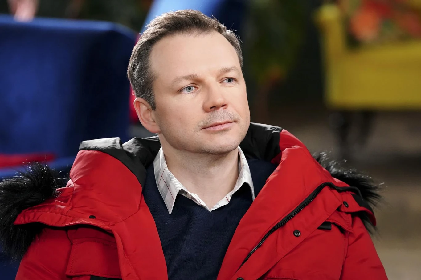 "Umorzą twoją sprawę. A wtedy pójdziemy świętować na miasto" – obieca Bruno recepcjonistce.