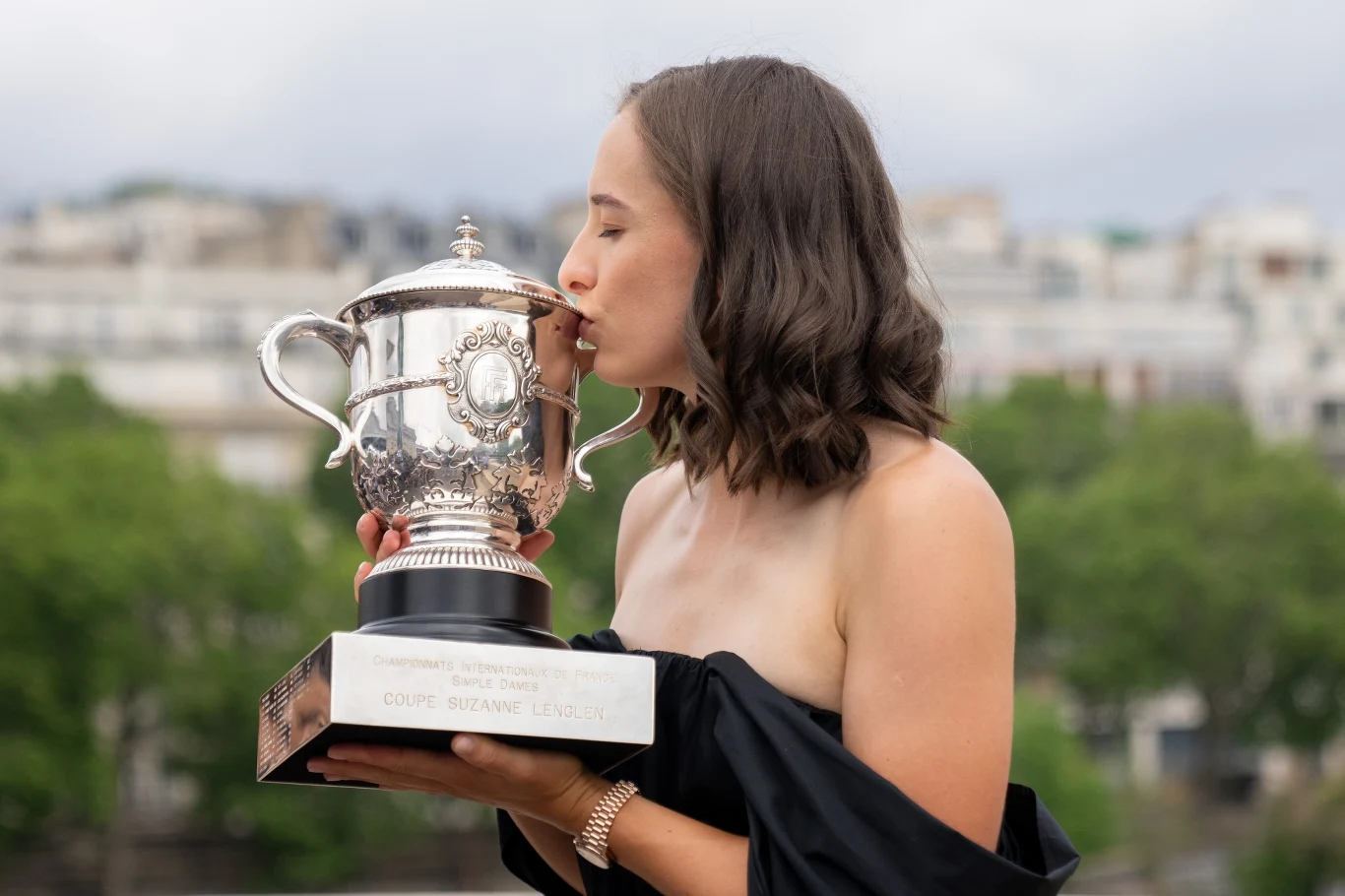 Iga Świątek z pucharem za wygraną w Roland Garros 2023