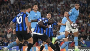 Romelu Lukaku strzela głową w finale Ligi Mistrzów